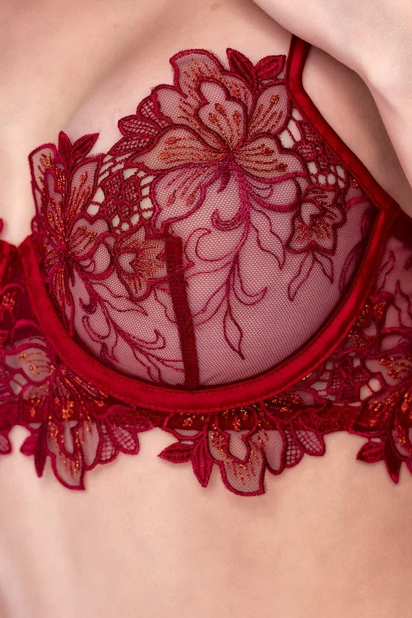 Ensemble brodé bois de rose par Mapalé lingerie